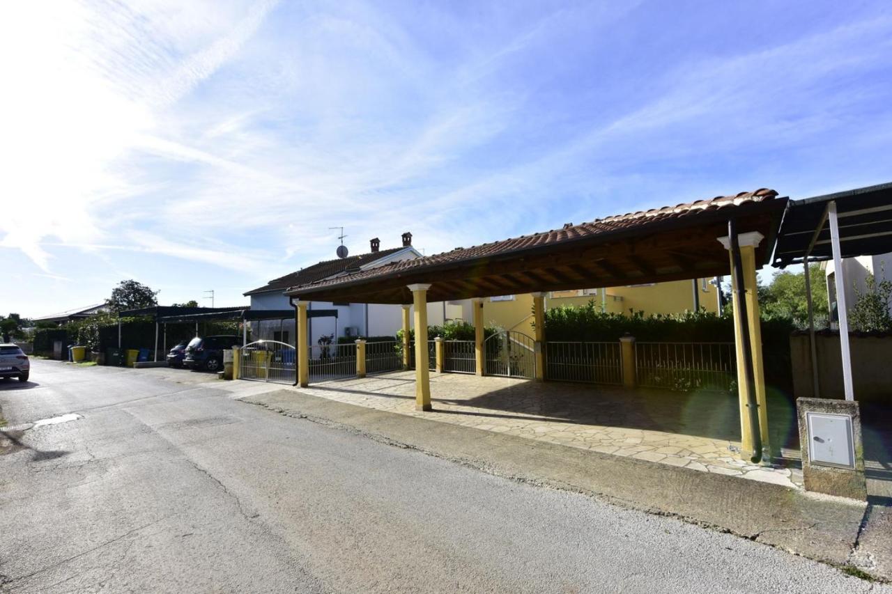 Apartments House Anna For Max 13 Persons In Porec, Pet Friendly Exterior photo