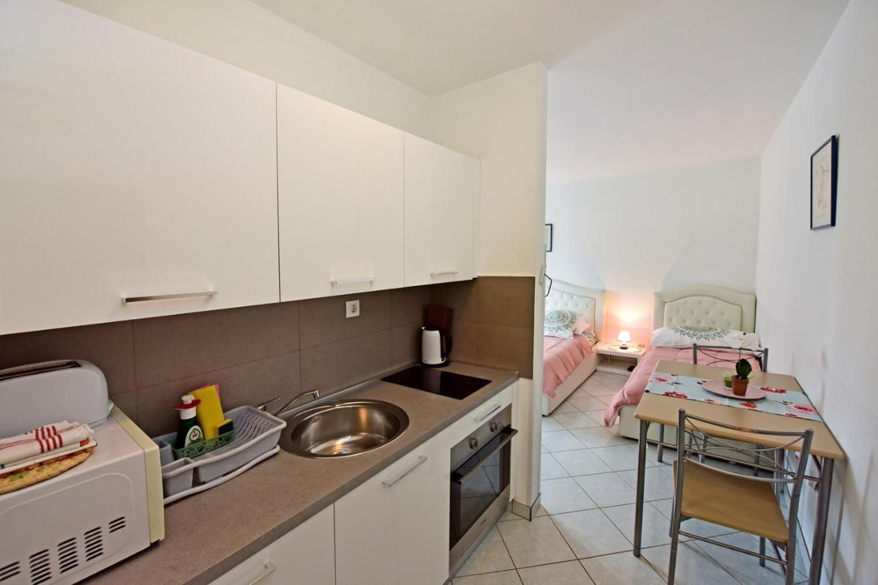 Apartments House Anna For Max 13 Persons In Porec, Pet Friendly Exterior photo