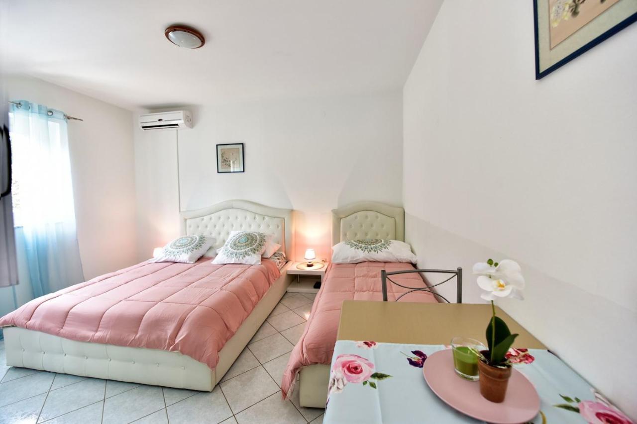 Apartments House Anna For Max 13 Persons In Porec, Pet Friendly Exterior photo