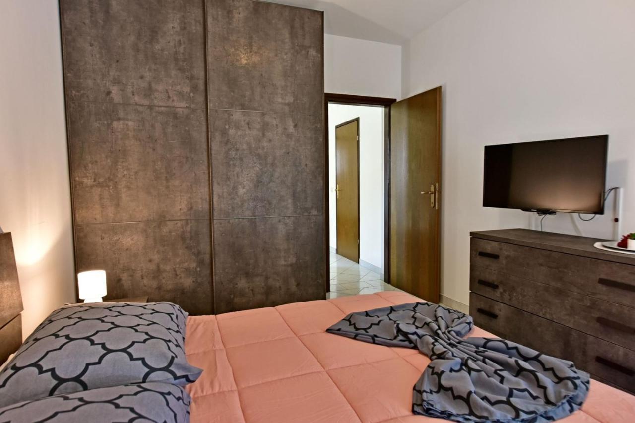Apartments House Anna For Max 13 Persons In Porec, Pet Friendly Exterior photo