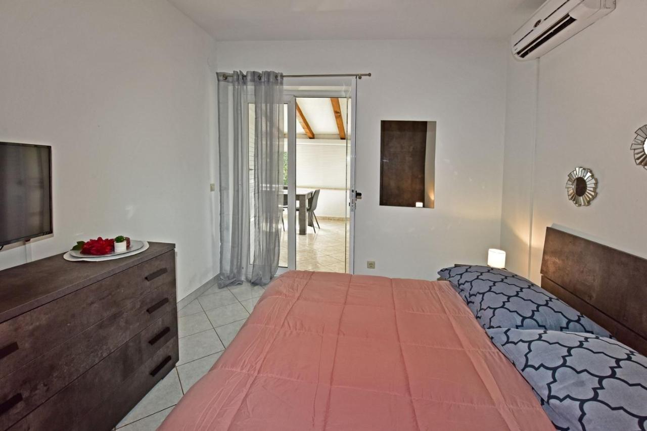 Apartments House Anna For Max 13 Persons In Porec, Pet Friendly Exterior photo
