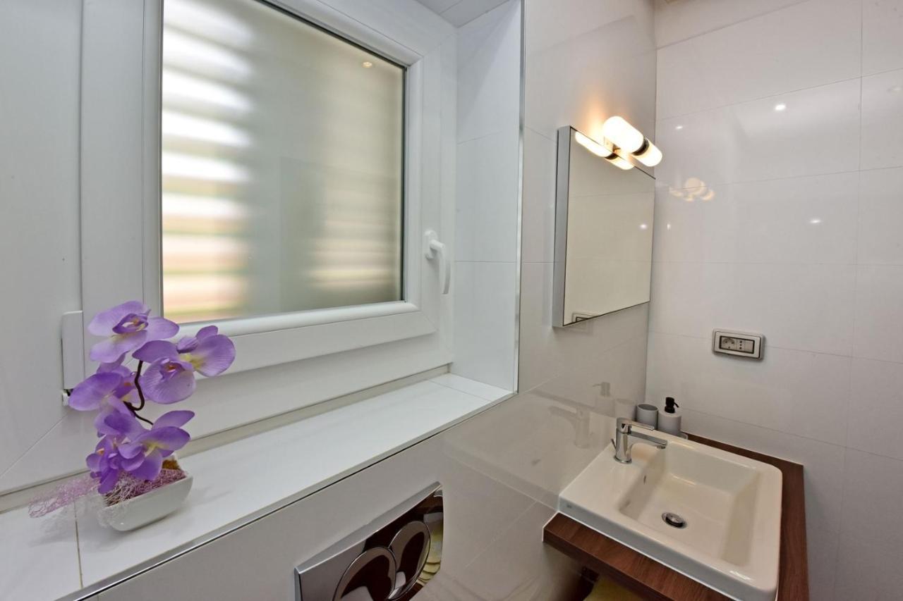 Apartments House Anna For Max 13 Persons In Porec, Pet Friendly Exterior photo