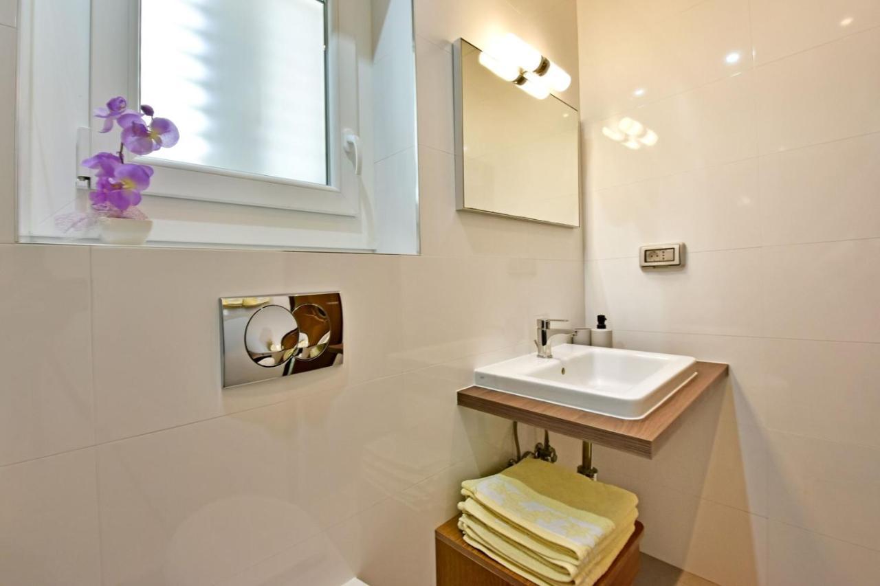 Apartments House Anna For Max 13 Persons In Porec, Pet Friendly Exterior photo
