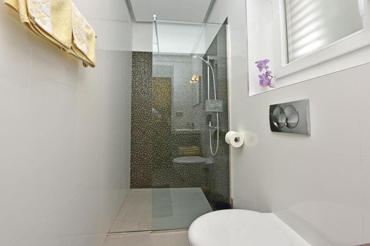 Apartments House Anna For Max 13 Persons In Porec, Pet Friendly Exterior photo