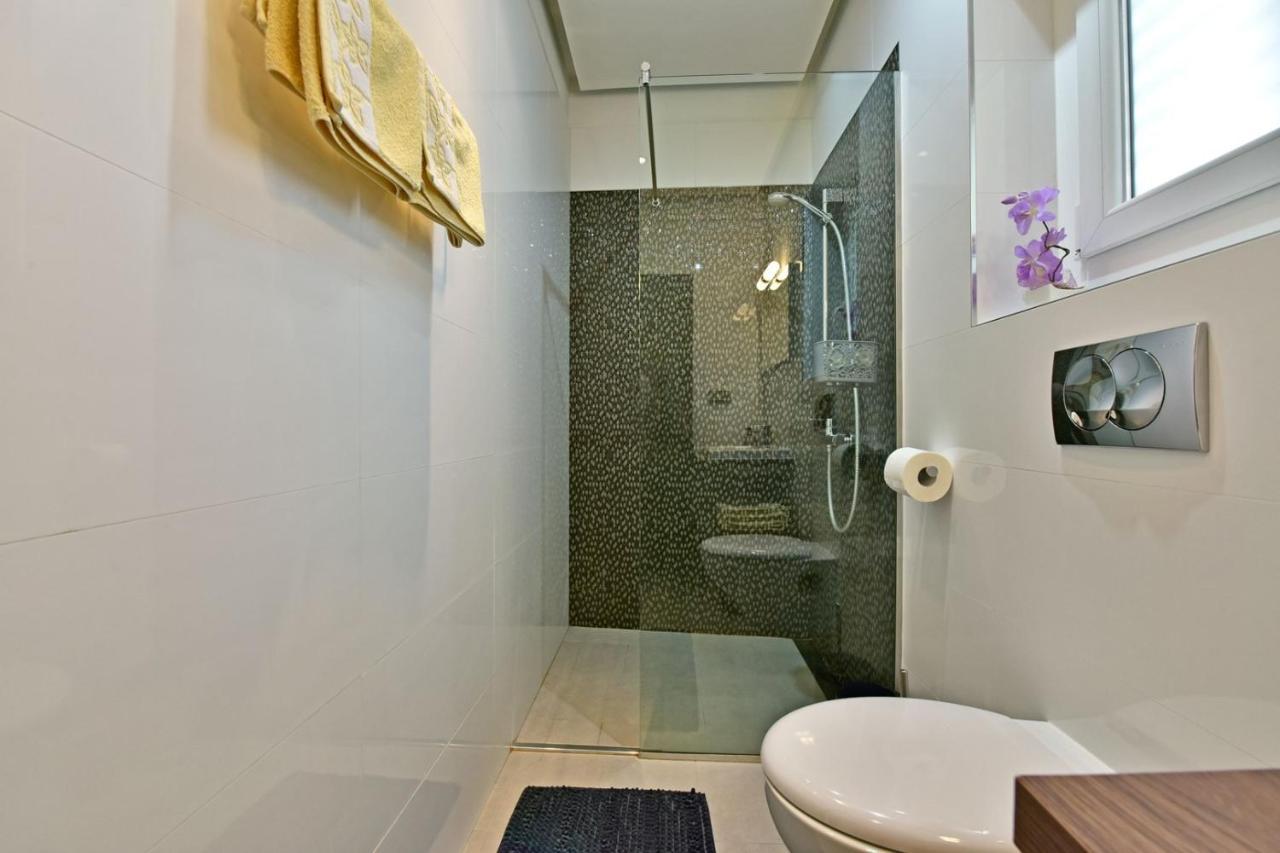 Apartments House Anna For Max 13 Persons In Porec, Pet Friendly Exterior photo