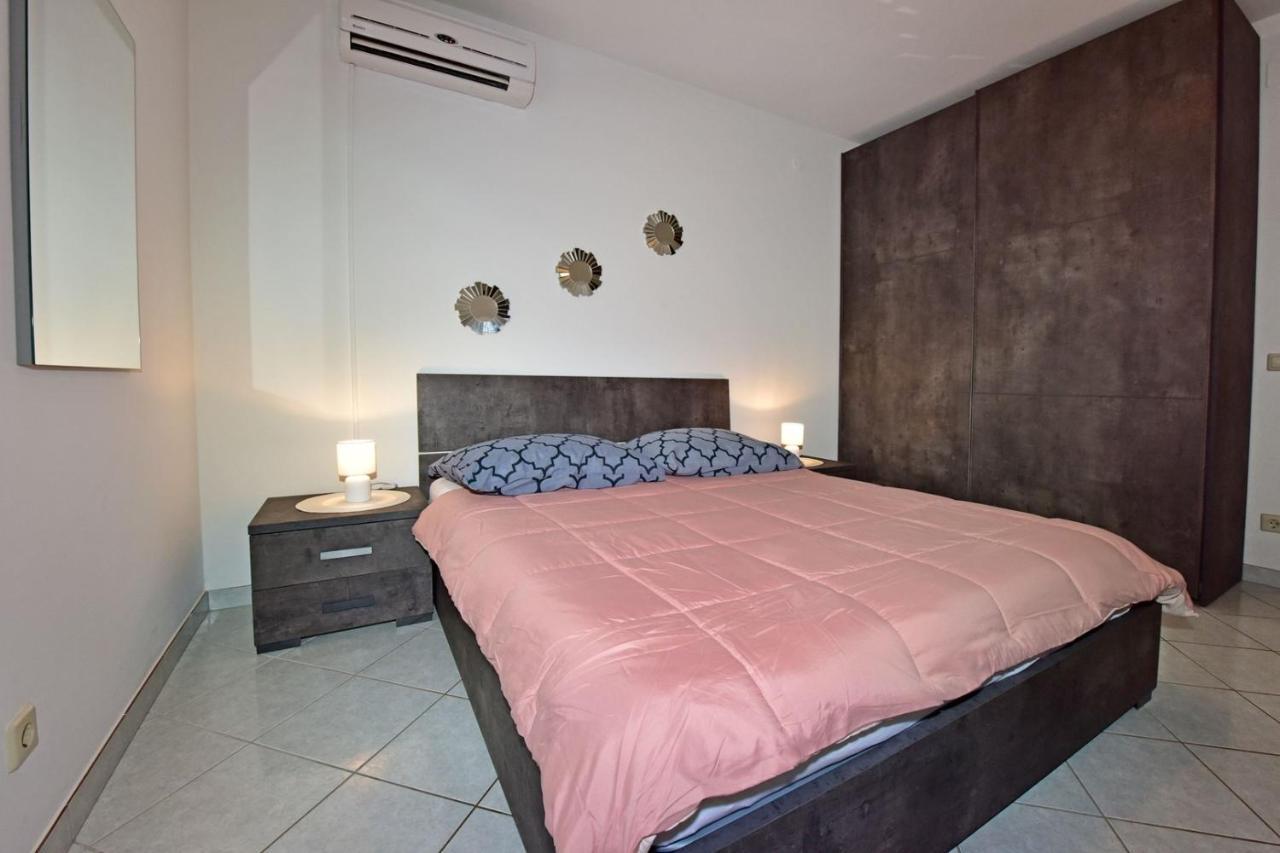 Apartments House Anna For Max 13 Persons In Porec, Pet Friendly Exterior photo