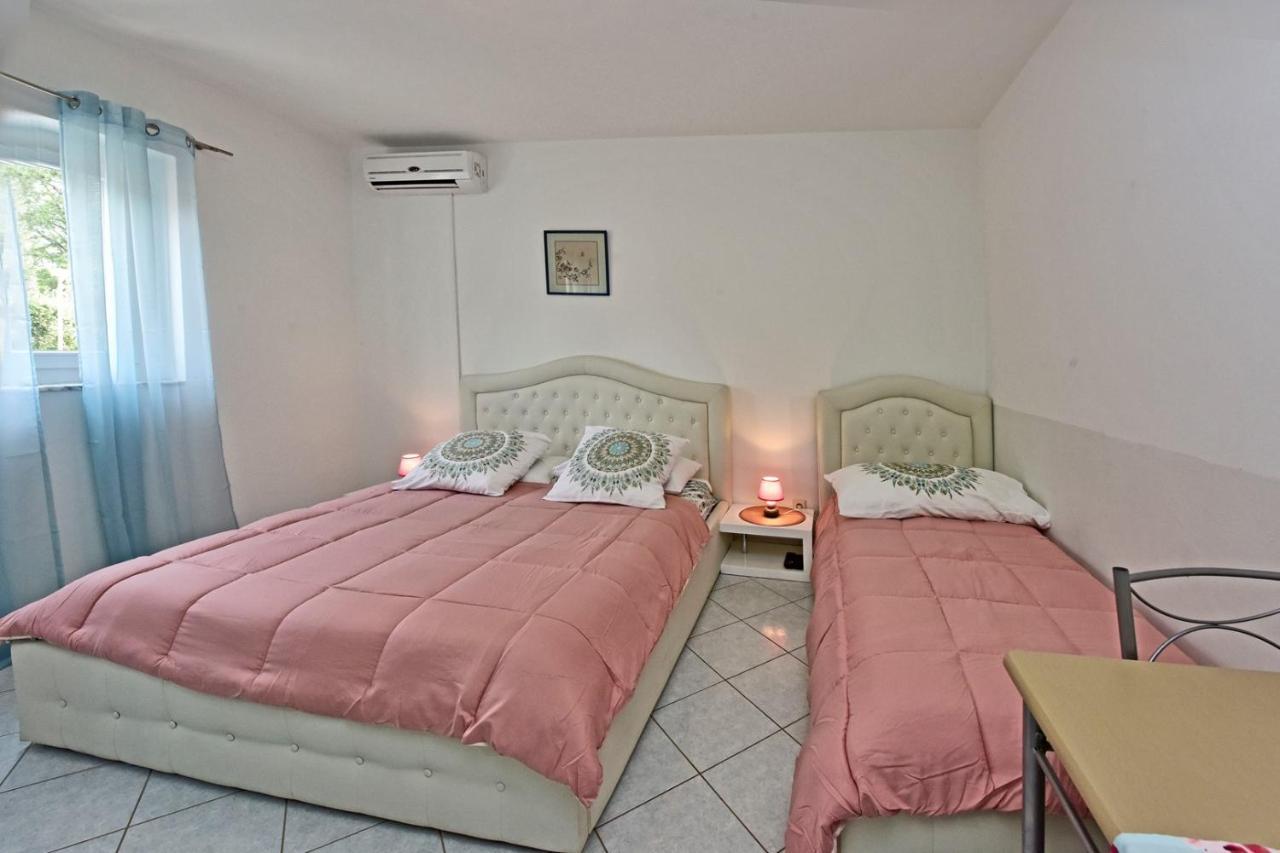 Apartments House Anna For Max 13 Persons In Porec, Pet Friendly Exterior photo