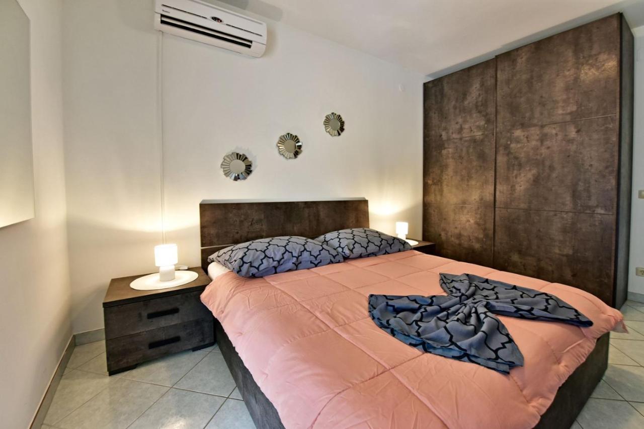 Apartments House Anna For Max 13 Persons In Porec, Pet Friendly Exterior photo