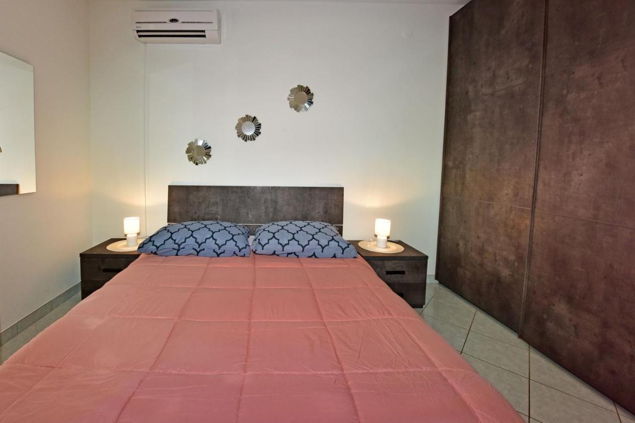 Apartments House Anna For Max 13 Persons In Porec, Pet Friendly Exterior photo