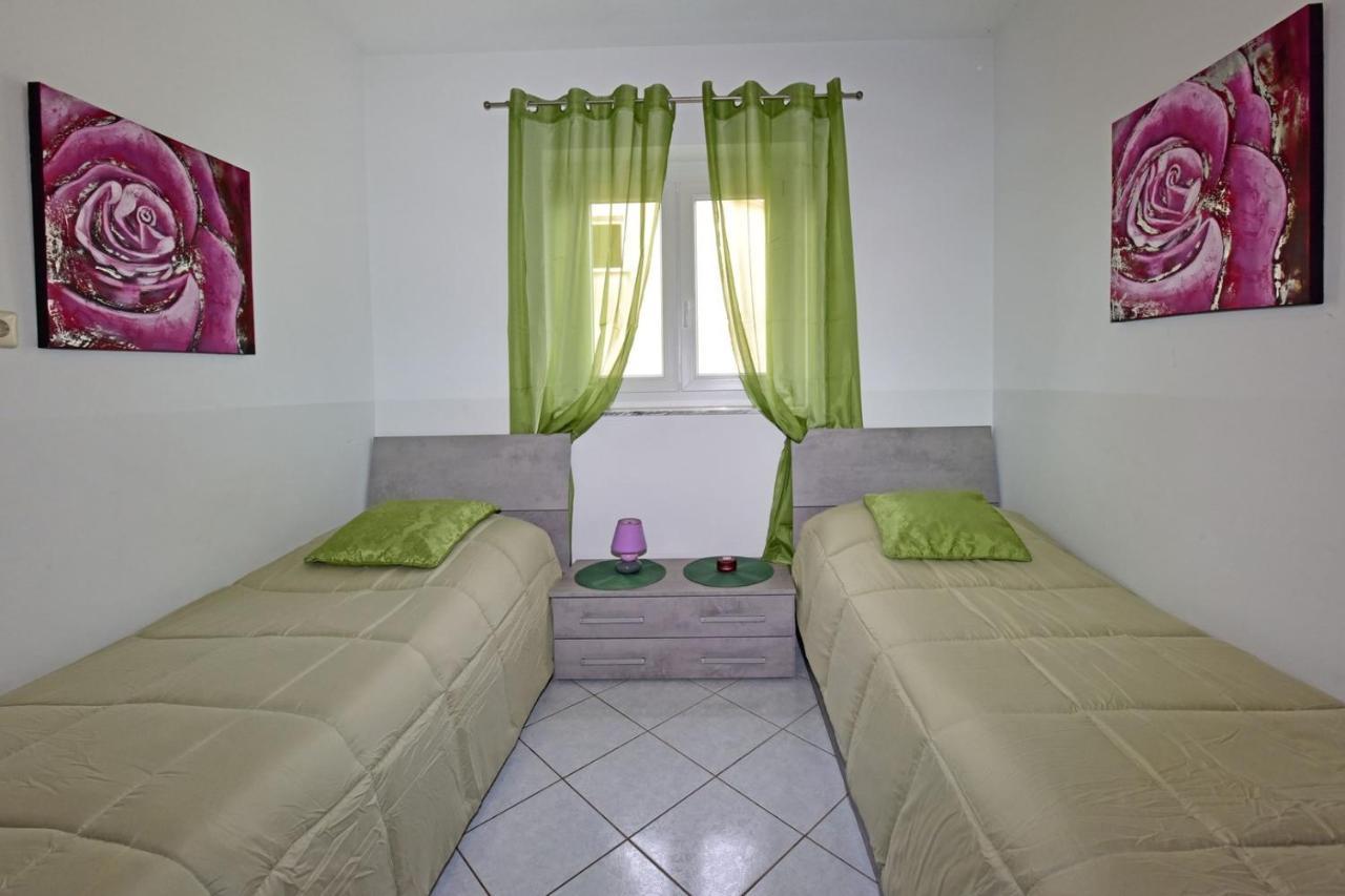 Apartments House Anna For Max 13 Persons In Porec, Pet Friendly Exterior photo