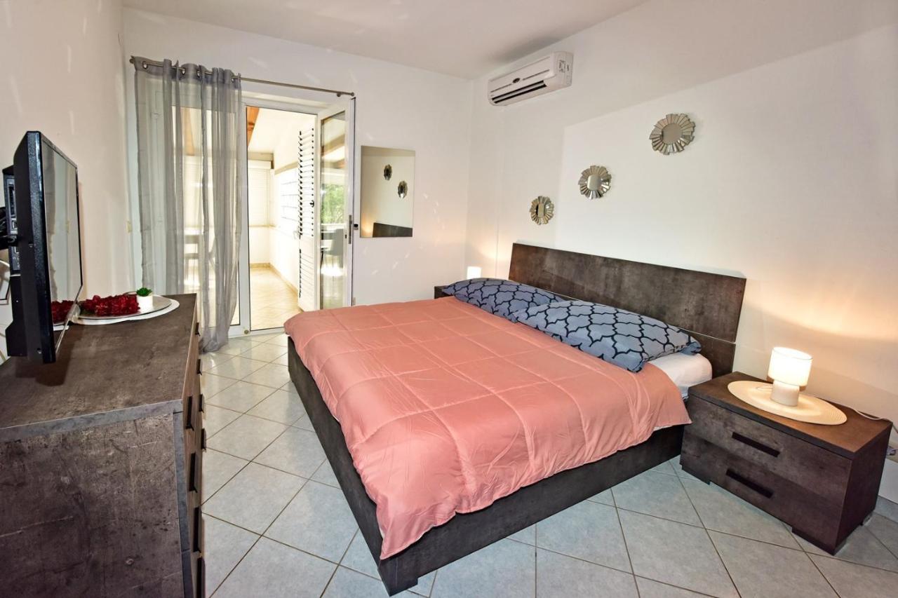 Apartments House Anna For Max 13 Persons In Porec, Pet Friendly Exterior photo